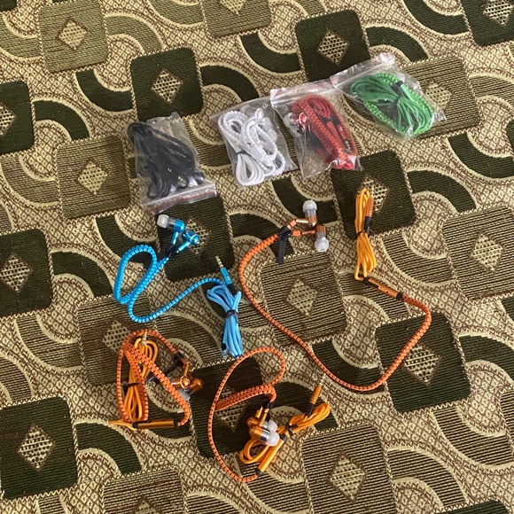 🎧 Bulk Lot of 179 Zipper Earphones – Mixed Colors – NEW